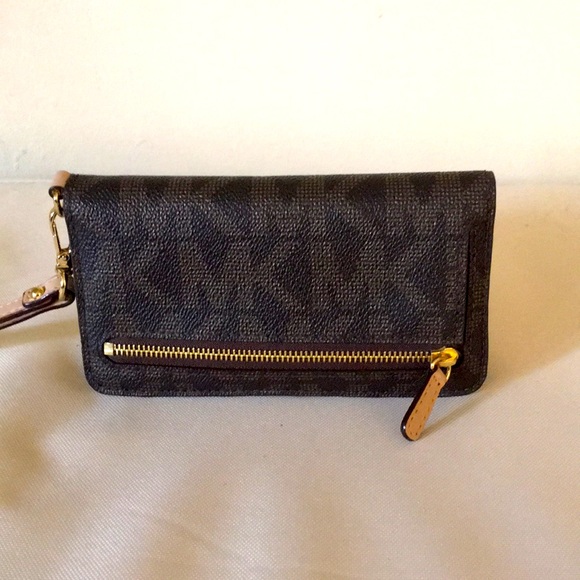 Michael Kors wristlet - phone and card holder - Picture 2 of 5